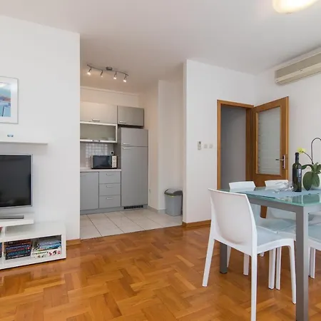 Apartment Mirela *
